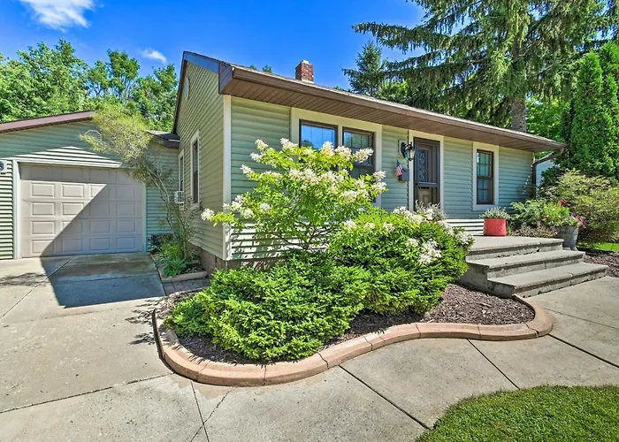 Modern Home W/ Backyard, 1 Mi To Dtwn Sturgeon Bay