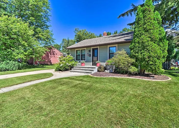Modern Home W/ Backyard, 1 Mi To Dtwn Sturgeon Bay