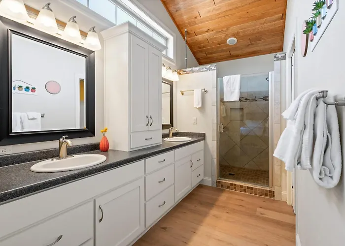 Upper Deck By Simple Life Rentals